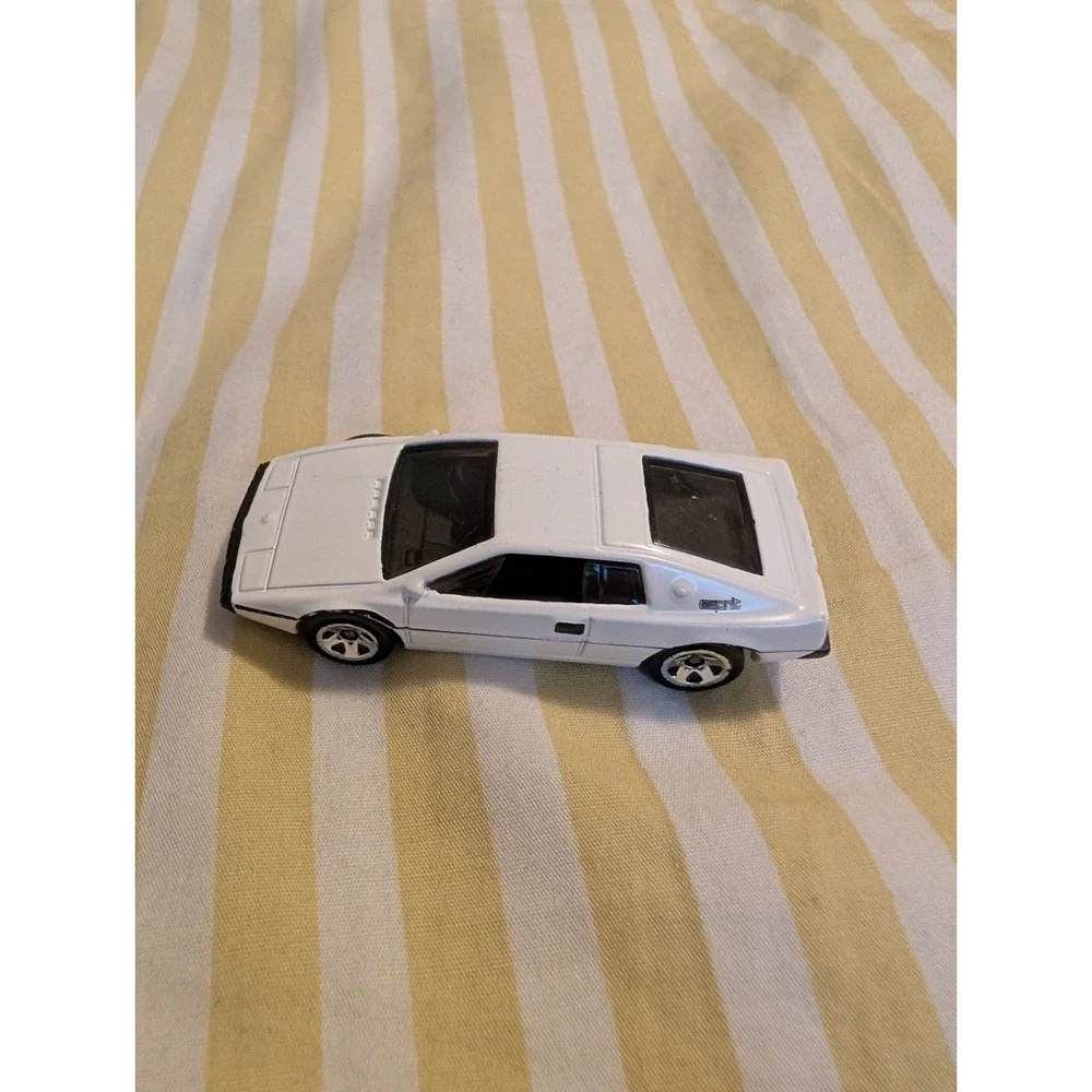 2015 Hot Wheels 007 James Bond White Lotus Esprit S1 Custom Real Riders P